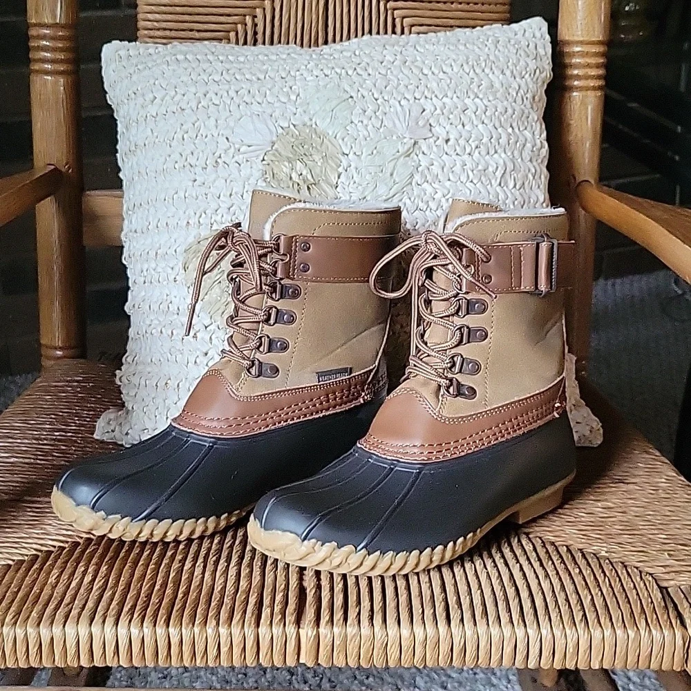 NWOT, JBU Ontario Duck Boot, tan size 6.5M